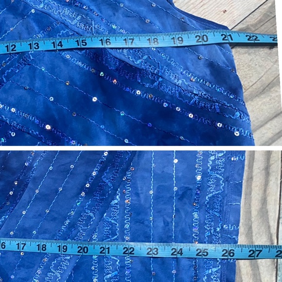 WOMENS TOP BLUE / SEQUINS 
By 3 ESTABLISHED 1962 
SIZE XL 

COLR 
BLUE - Picture 11 of 12